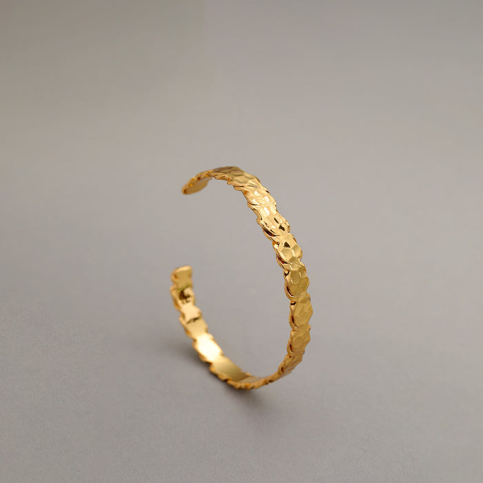 Irregular pleated open bracelet