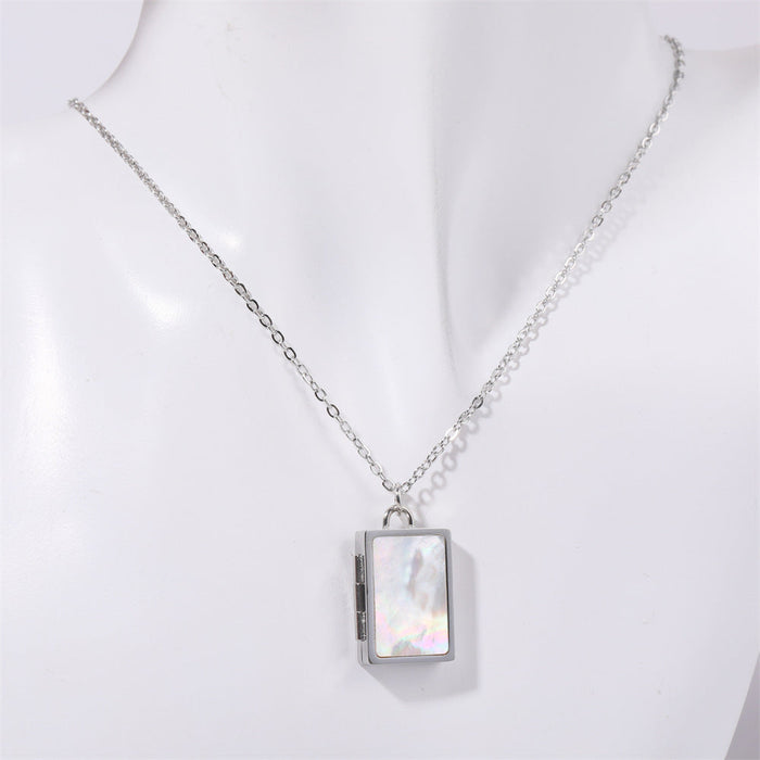 Butterfly shell photo frame necklace can be opened and closed.