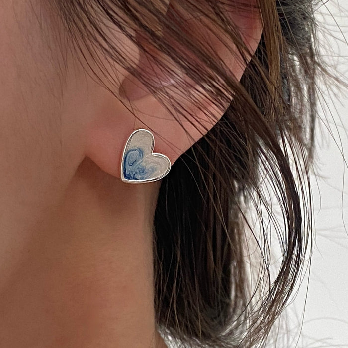 Streamer gradual change blue pearlescent love stud earrings