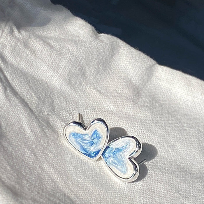 Streamer gradual change blue pearlescent love stud earrings