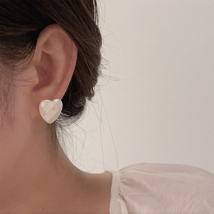 White Fritillary splicing love stud earrings